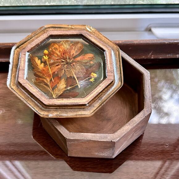 Vintage Octagon Wood Trinket Box with Pressed Flowers - 1970s Keepsake Box - Picture 7 of 10